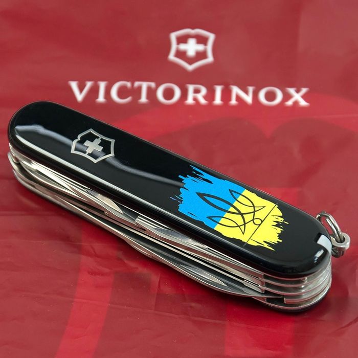 Складной нож Victorinox HUNTSMAN UKRAINE Трезубец фигурный на фоне флага 1.3713.3_T1026u купить недорого в Ты Купи