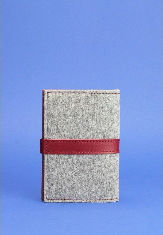 Фетровая обложка для паспорта BlankNote 1.1 с кожаными бордовыми вставками - BN-OP-1-1-FELT-VIN купить недорого в Ты Купи