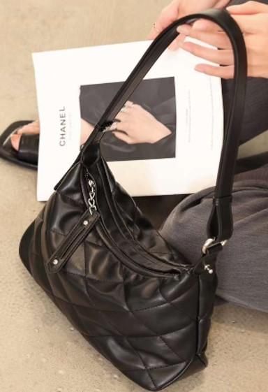Жіноча шкіряна сумочка стьобана UnaBorsetta NW11-6838A купити недорого в Ти Купи