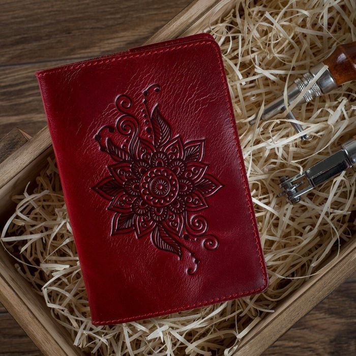 Шкіряна червона обкладинка на паспорт HiArt PC-01 Mehendi Classic Червоний купити недорого в Ти Купи