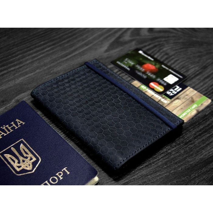 Жіноча обкладинка для паспорта зі шкіри ручної роботи BlankNote bn-op-2-nn-karbon купити недорого в Ти Купи