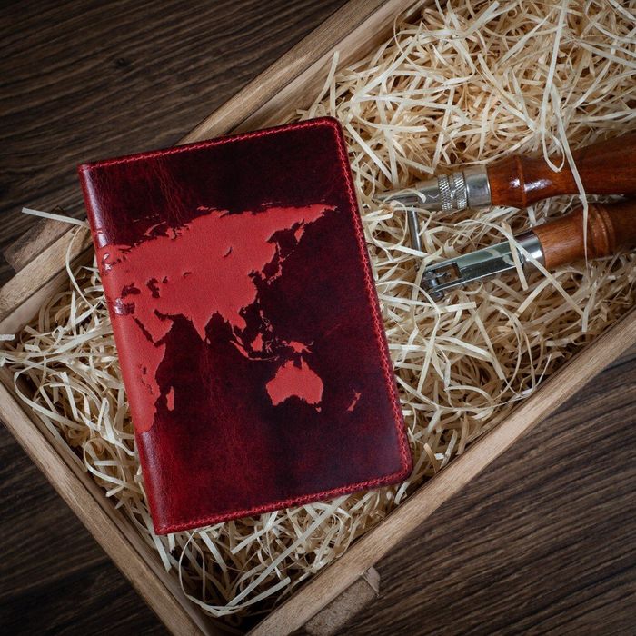 Червона обкладинка для паспорта зі шкіри HiArt World Map Червоний купити недорого в Ти Купи