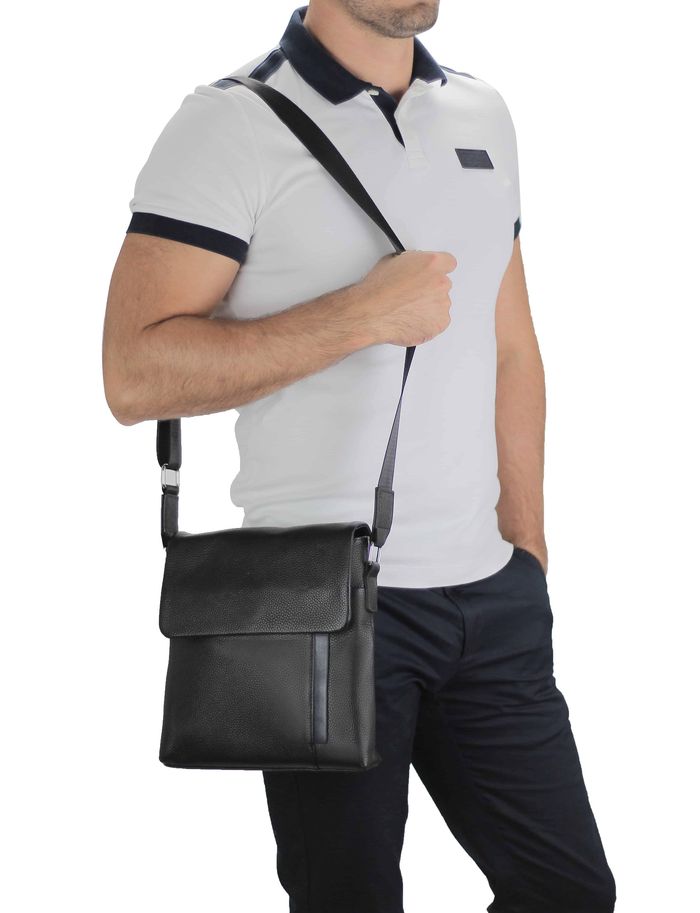 Чоловіча шкіряна сумка через плече чорна Tiding Bag A25F-9913A купити недорого в Ти Купи